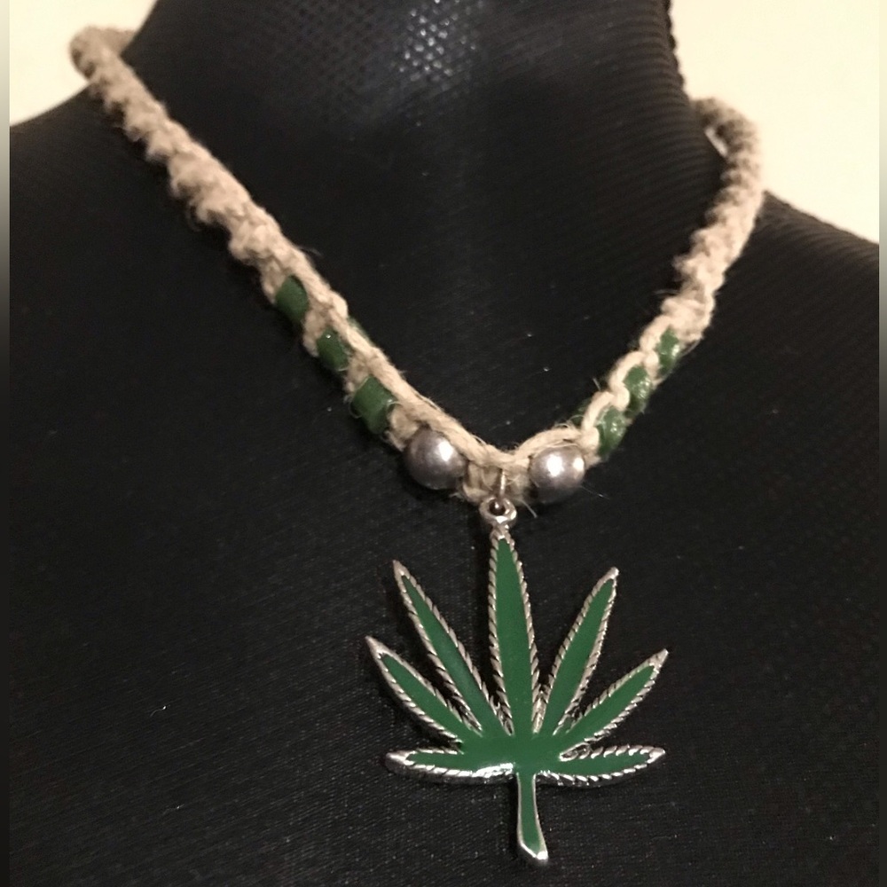HANDMADE 100% HEMP MACRAMÉ POTLEAF NECKLACE
